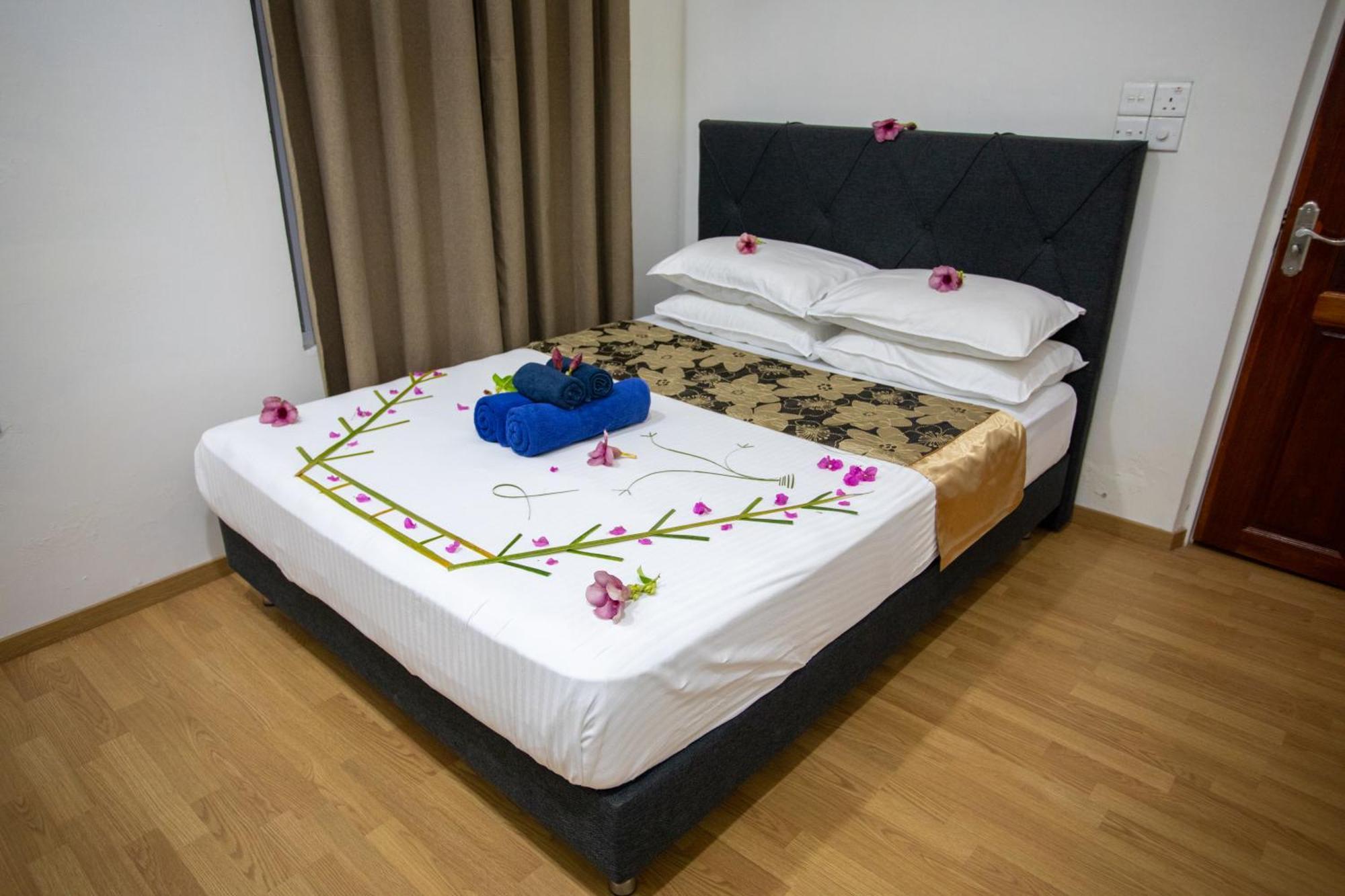 Ihaven Thulusdhoo Hotel Exterior photo
